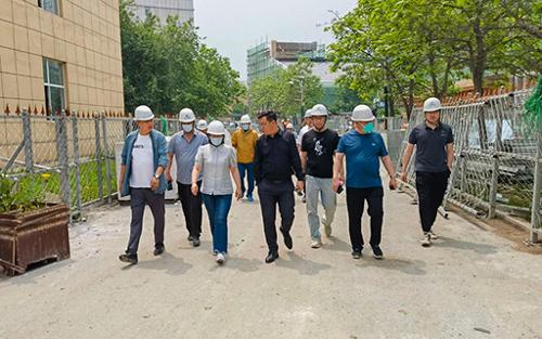 绷紧安全弦！91传媒
领导对院内改建工程开展安全检查