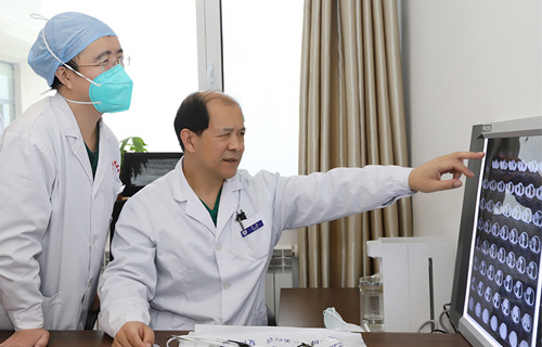 名医 | 从医近40载，他始终坚守在医疗战线最前沿