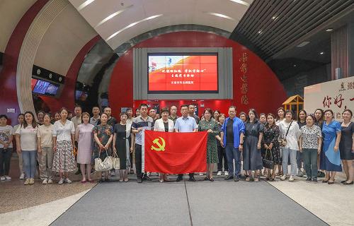 91传媒
组织党员观看电影《周恩来与乌兰牧骑》