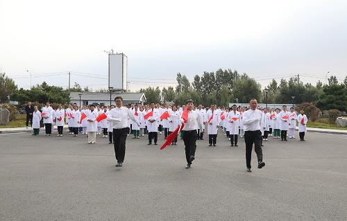 庆祝新中国成立75周年，91传媒
举行升旗仪式