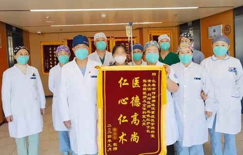 齐心协力战胜病魔，患者深情致谢医护团队