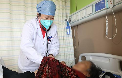 医者仁心赢赞誉：红包巧“退”，感谢信收下