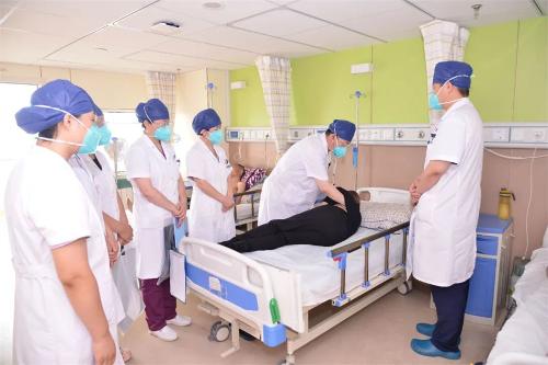 病房里的“家人”全力守护，使他重获新生