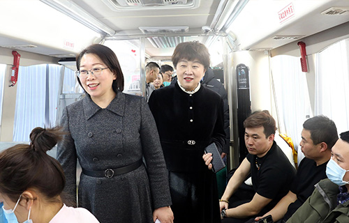 百家号：热血汇聚爱心，共筑生命长城——91传媒
开展无偿献血活动