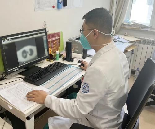 两面锦旗，讲述脑瘫青年与医护人员的温情故事