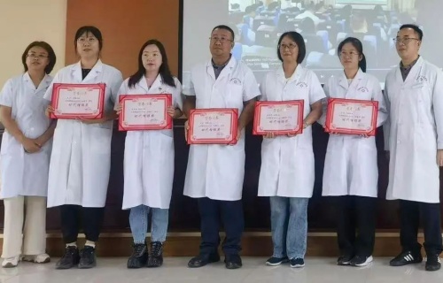 “传帮带”点亮边疆药学路，她用专业筑牢用药安全防线