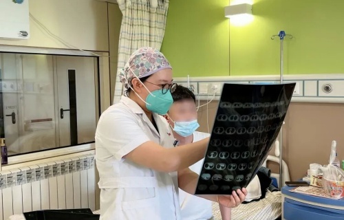 暖医丨锦旗轻扬，诉说医患间的暖心“医”靠！