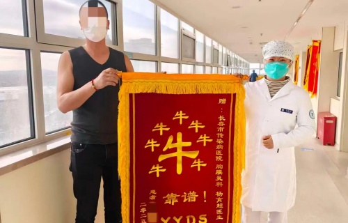 暖医丨两面锦旗背后的医者担当与仁心坚守！