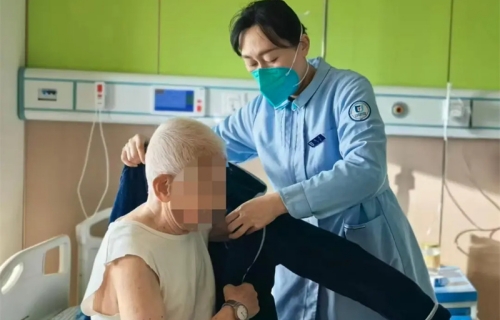 暖医丨精准护理暖心陪伴，八旬患者以锦旗寄深情！