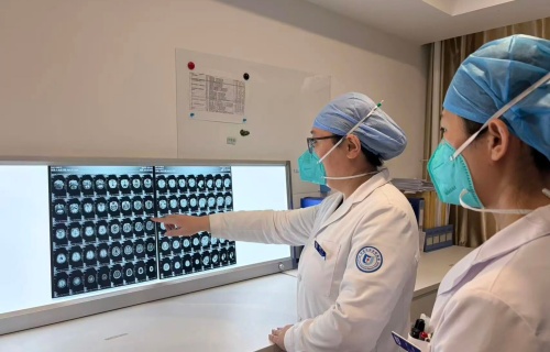 暖医丨精准治疗祛疾病阴霾，暖心陪伴显医者仁心！