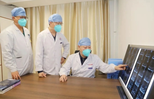 案例丨多重顽疾挡路手术遇困，团队协作攻克复杂胸椎手术