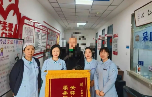 暖医丨鲜红锦旗温暖人心！关爱门诊的守护比病毒更有力量