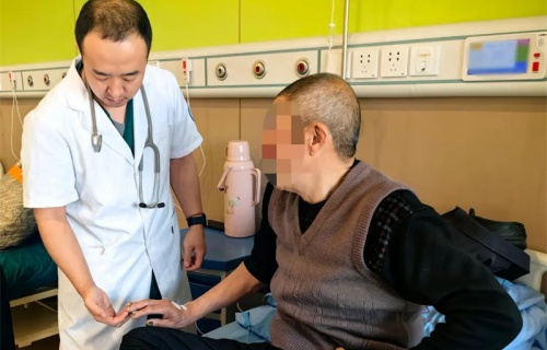 暖医丨从吸氧到呼吸自如，一面锦旗见证综合科医护的精心守护！