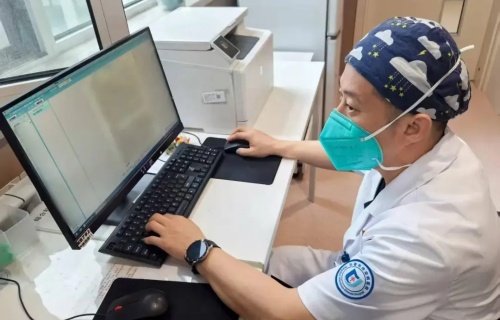 暖医丨锦旗熠熠映真情，感恩医者10天全力救治！