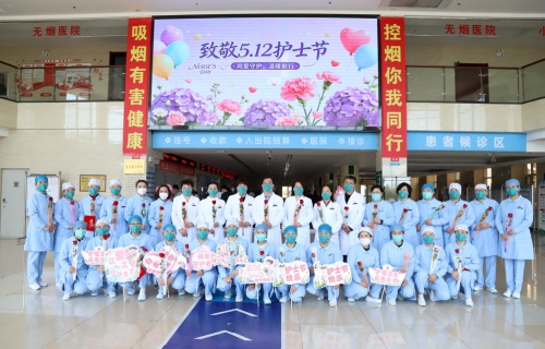 护士节·温馨丨鲜花、专属假期、职业写真……这场护士节的关怀够实在