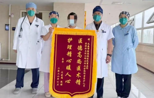 出院小牵挂丨一面锦旗，见证了母亲在医院里的重生印记！