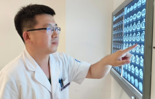 门诊故事箱丨一次检查，为HIV感染者搭建通往精准诊疗的协作桥梁
